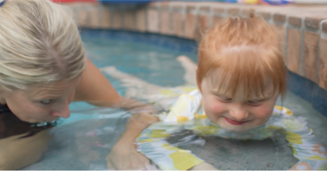  Minna loves immersing her face in the water